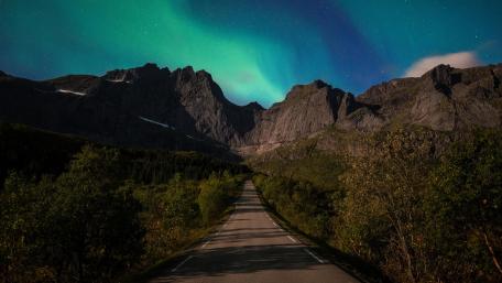 Green northern lights at Lofoten wallpaper