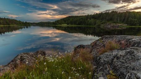 Tranquil Lake Reflection at Dusk wallpaper