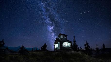 Milky Way Night above a Cozy Cabin wallpaper