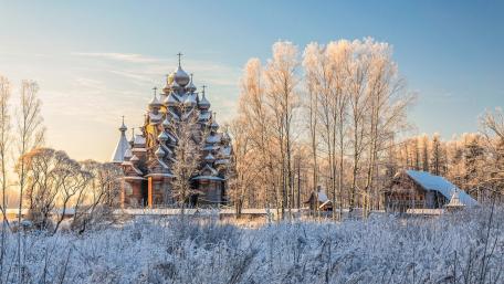 Wooden church in Nevskiy Forest Park wallpaper