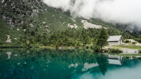 White log cabin at the lakeside wallpaper