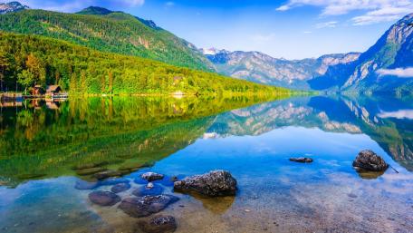Serene Mountain Lake Reflection Wallpaper wallpaper