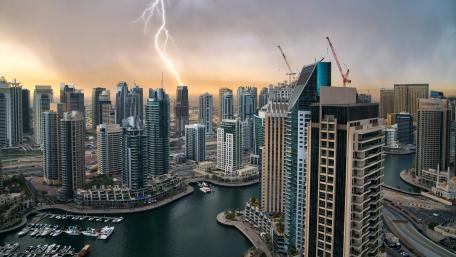 Dramatic Lightning Over a Thriving Metropolis wallpaper