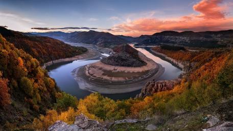 Arda river bend, Madzharovo, Eastern Rhodope mountains, Bulgaria wallpaper