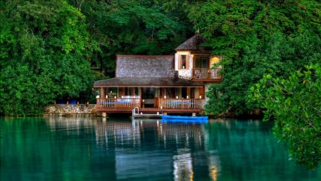 Serene Lakeside Retreat in Lush Greenery wallpaper