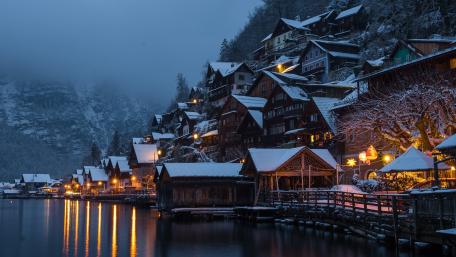 Hallstatt in the winter season wallpaper