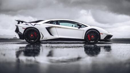 White Lamborghini Aventador supercar wallpaper