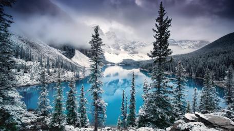 Moraine Lake at wintertime wallpaper