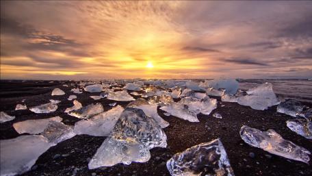 Glacial Serenity at Sunrise wallpaper