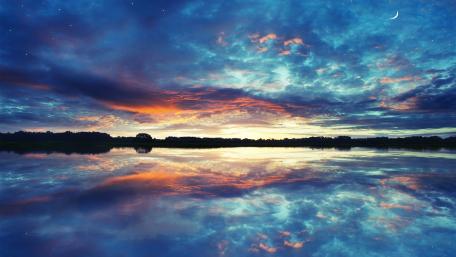 Tranquil Horizon with Moonlit Reflection wallpaper