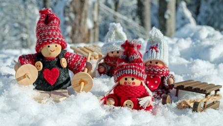 Toy dolls winter activities wallpaper