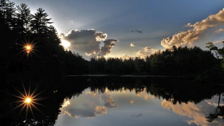 Tranquil Sunset Over a Serene Lake wallpaper