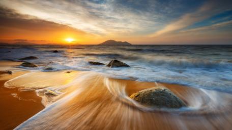 Serene Dawn by the Ocean Shore wallpaper