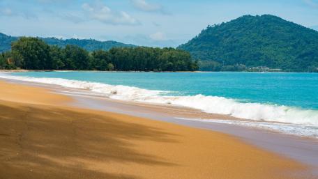 Serene Beach Shoreline Under Clear Blue Skies wallpaper