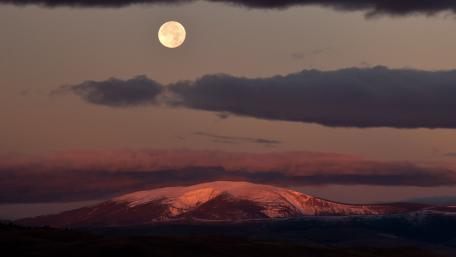 Majestic Full Moon Over Serene Mountains wallpaper