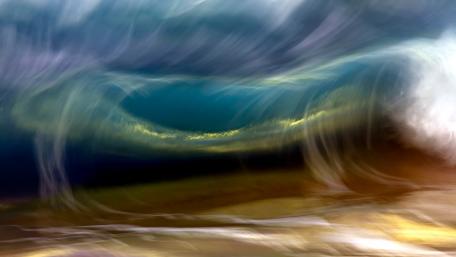 Ethereal Ocean Waves in Motion wallpaper