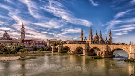 Stone bridge over Ebro River (Zaragoza) wallpaper