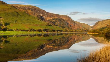 Tranquil Reflections in Mountain Lake wallpaper