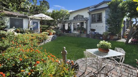 Charming Garden Oasis in a Tranquil Setting wallpaper