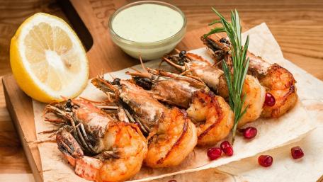 Delicious Fried Shrimp Platter for Seafood Lovers wallpaper
