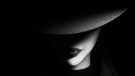 Woman in a hat wallpaper