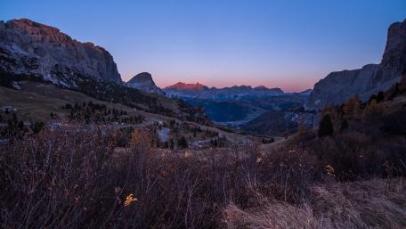 Serene Mountain Valley at Dusk wallpaper
