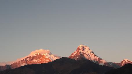 Majestic Mountain Sunset Scene wallpaper