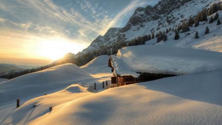 House under the snow wallpaper