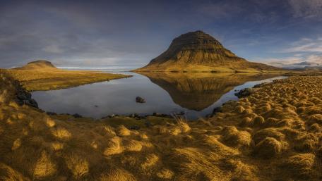 Majestic Mountain Reflection on Tranquil Lake wallpaper