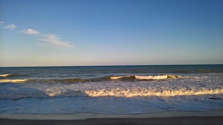 Tranquil Ocean Waves Under Clear Sky wallpaper