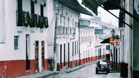 Volkswagen beetle on street wallpaper