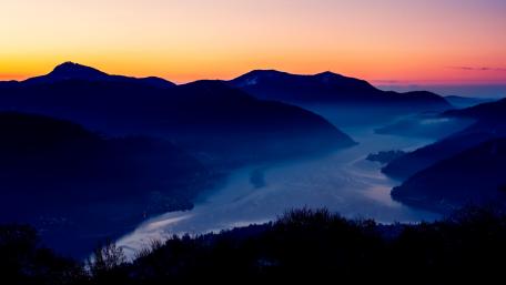 Majestic Mountains at Dusk wallpaper