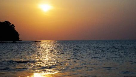 Serene Sunset Over Tranquil Waters wallpaper
