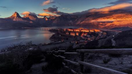 Sunrise in Riaño (Spain) wallpaper