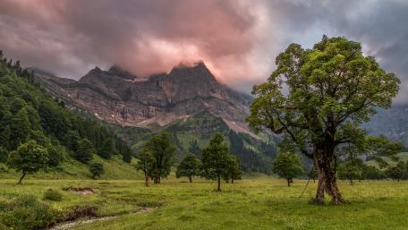 Cloudy valley wallpaper