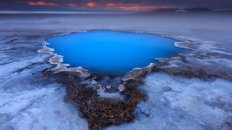 Blue geothermal pool near the Hveravellir hot spring wallpaper