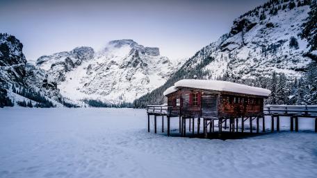 Frozen Pragser Wildsee wallpaper