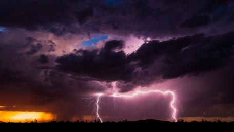 Lightning strikes near Vicksburg wallpaper