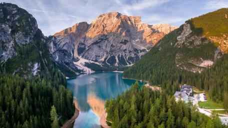 Lake Braies wallpaper