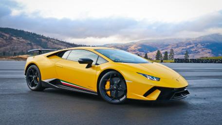 Yellow Lamborghini Huracán wallpaper
