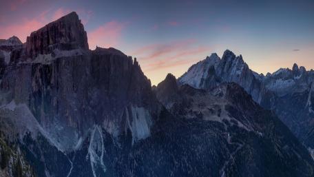 Majestic Mountain Panoramic View at Sunrise wallpaper