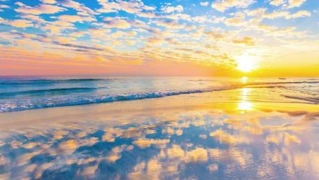 Sunset Serenity over Reflective Waves wallpaper