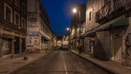 Quiet Urban Night Scene in an Alleyway wallpaper