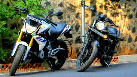 BMW G310R  AND BAJAJ AVENGER 150 STREET wallpaper
