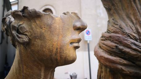City Sculpture Close-Up Artistry wallpaper