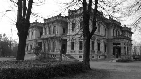 Majestic City Mansion in Monochrome Atmosphere wallpaper
