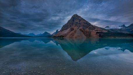 Majestic Mountain Lake Reflection wallpaper