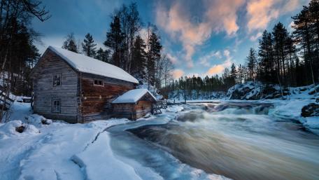 Log Cabin in the Oulanka National Park (Finland) wallpaper