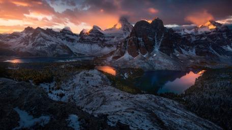 Purple Serenity in Mountainous Dusk wallpaper