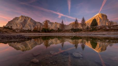 Majestic Mountain Reflection at Dawn wallpaper